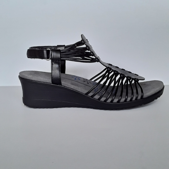 bare traps trudy wedge sandal